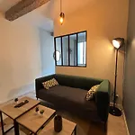 Spacious On The Edge Of The Historic Center 아파트 *