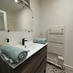 Spacious On The Edge Of The Historic Center 아파트 *