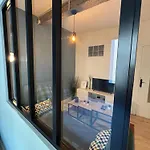 Spacious On The Edge Of The Historic Center 아파트 *