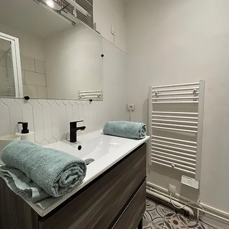 Spacious On The Edge Of The Historic Center Appartamento *