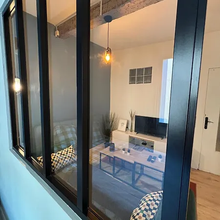 Spacious On The Edge Of The Historic Center Appartamento *